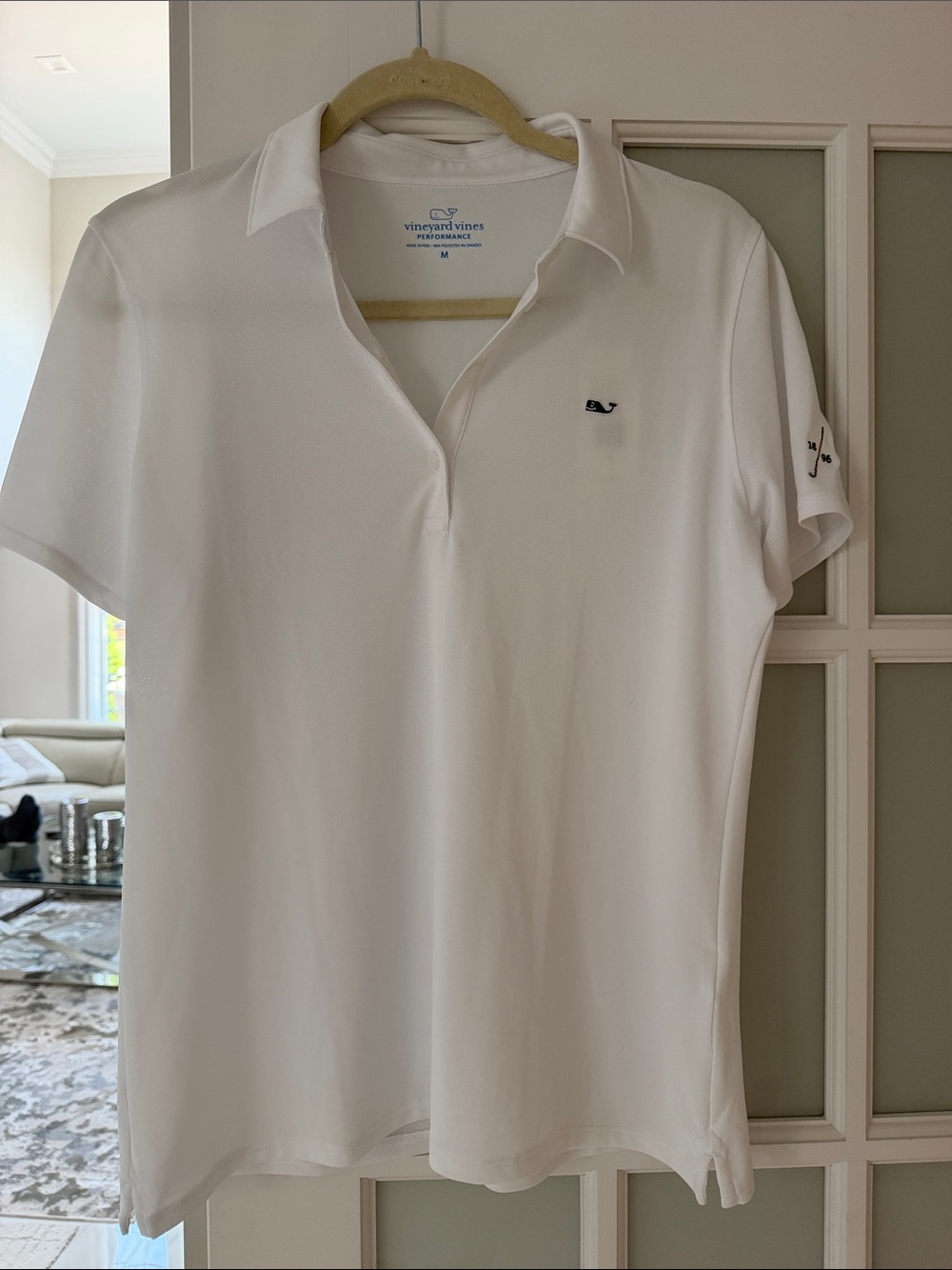Vineyard Vines White Performance Polo with Navy Whale. Brand New with tags. Sz M